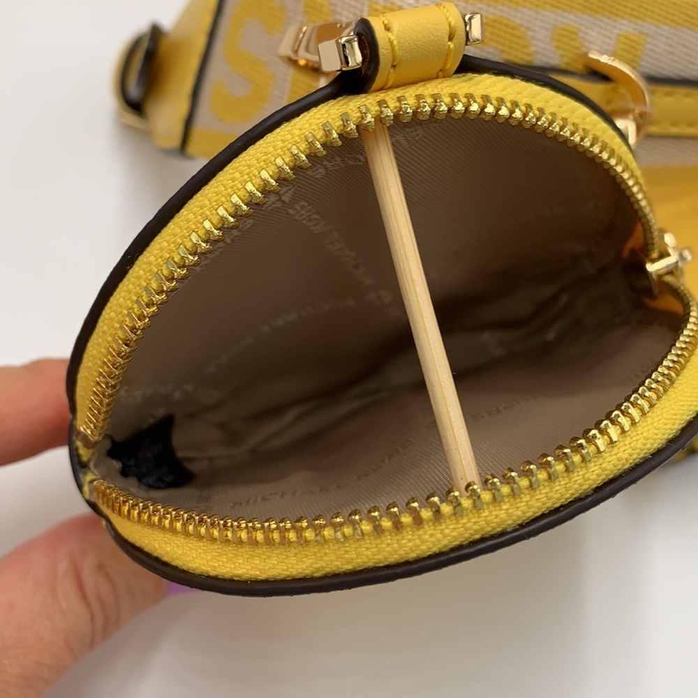MICHAEL KORS JET SET TRAVEL SMALL
SHOULDER CROSSBODY BAG WITH TECH ATTCH AIRPOD - Picture 15 of 16